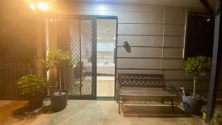 Modern Studio Room Retreat - Harristown - 1