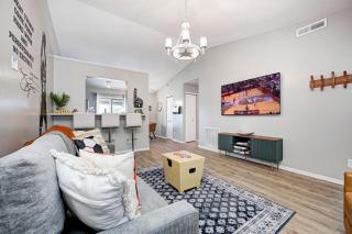 5 min to Grand Park, Perfect for families & small groups, King Bed, FirePit, Ping Pong! - Westfield - 2