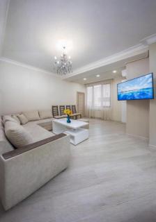 New & Bright 2 Bedroom Near North Avenue! - Erevan - 0
