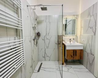 Tirana - GGpremiumstays - 2 double bedrooms deluxe apartment with balcony - Tirana - 3