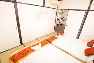 Hostel道顿堀心斎橋難波机场巴士步行3-5分钟马路对面就是黑门市场 楼下就是地下铁口超级好位置最大可9人 - Osaka - 4
