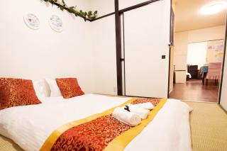Hostel道顿堀心斎橋難波机场巴士步行3-5分钟马路对面就是黑门市场 楼下就是地下铁口超级好位置最大可9人 - Osaka - 2