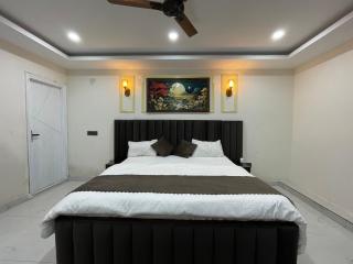 THE ROYAL Inn - 8