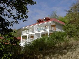 F2 confortable très belle vue baie des Saintes, grande terrasse, au calme mais très proche du débarcadère, des commerces et des différentes plages, vous pourrez circuler à pied ! - Terre-de-Haut - 7