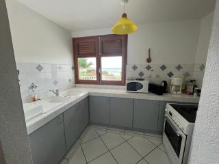 F2 confortable très belle vue baie des Saintes, grande terrasse, au calme mais très proche du débarcadère, des commerces et des différentes plages, vous pourrez circuler à pied ! - Terre-de-Haut - 6
