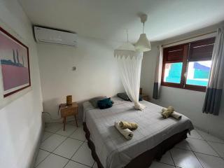 F2 confortable très belle vue baie des Saintes, grande terrasse, au calme mais très proche du débarcadère, des commerces et des différentes plages, vous pourrez circuler à pied ! - Terre-de-Haut - 2