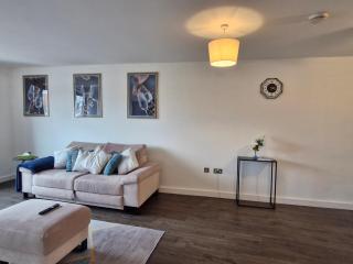 Slough Luxhaven Elegant One-Bed Apartment on High Street - Slough - 4