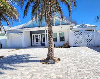 PCB Beach Paradise, Steps to SAND, Sleeps 8 - Panama City Beach - 8