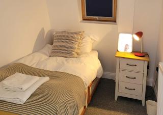 Cosy Quiet two bedroom house near town centre - 4