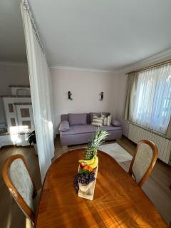 Ferienwohnung mit Küche & kleines Gästezimmer Lisi im Obergeschoß- 2 separate Einheiten - nahe Salzburg, ideal für Familien & Durchreise - 3