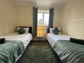 Olive House Long Stays Sleeps 8 Free Parking - 6