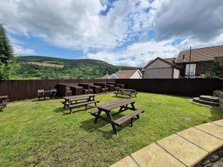 4 Bedroom Ground Floor Apartment - Quakers Yard - 0