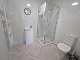 4 Bedroom Ground Floor Apartment - Quakers Yard - 5