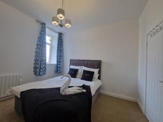 4 Bedroom Ground Floor Apartment - Quakers Yard - 4