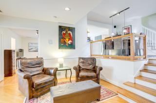 The White Elephant Inn Getaway with Pool and Hot Tub! - Earlysville - 1
