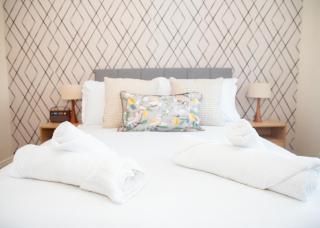 4x Bed Elegant Home with Parking - 5