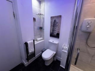 Modern 3-Bedroom Home with Cozy Cinema-Style Living Space - 5