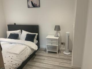 Two Bedrooms compact House - West Thurrock - 2