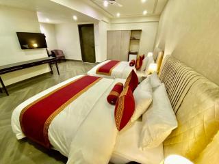 Shelton's Ambassador Hotel Blue Area - 5