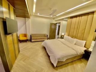 Shelton's Ambassador Hotel Blue Area - 7