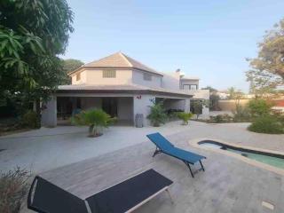 Superbe villa rénovée avec majestueux baobab et extérieurs arborés - 1