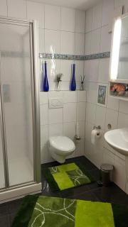 Zimmer mit eigenem Bad und Küche in Reihenhaus - 1
