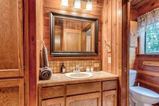 Embrace the Seasons' Sweetness Discover the Serene Beauty of Cole Ridge Chalet - 9