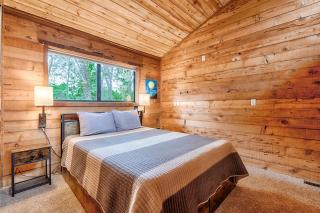 Embrace the Seasons' Sweetness Discover the Serene Beauty of Cole Ridge Chalet - 3