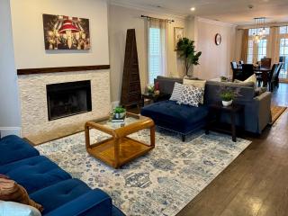 3 br Spacious Home in Ideal Location w Free Parking Back Yard Pets Welcome - Chicago - 0