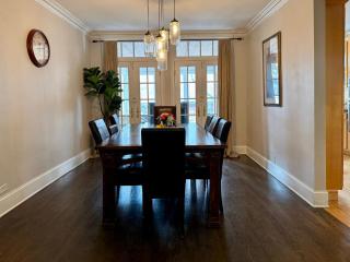 3 br Spacious Home in Ideal Location w Free Parking Back Yard Pets Welcome - Chicago - 8
