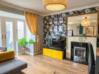 Mayflower House Barnsley-Wombwell-3 Bedrooms-2 Showers-Longer Stay- Free Parking - 2