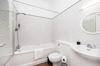 Spacious 1BR Near London Bridge - 7
