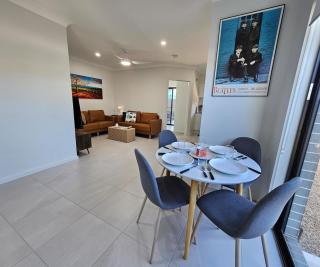 RedFlamesRetreat-Free WIFI & Parking-Walk to public transport-Quiet St & FamilyFriendly - Annangrove - 0