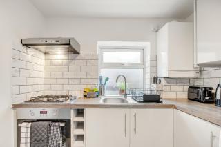Spacious House in North London, very close to train station and bus stops, near Tottenham Stadium & lots of parking - Londra - 2