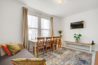 Spacious House in North London, very close to train station and bus stops, near Tottenham Stadium & lots of parking - Londra - 1