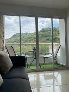 Fin de semana en increíble apartamento - 2 cuartos, sofacama, piscina y parking gratis - 0