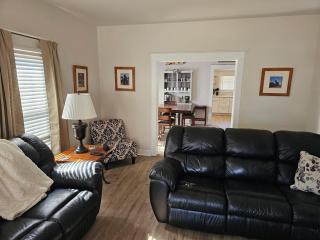 Walk to Churchill Downs! 4-bed 2-bath Sleeps 10-12 - 0