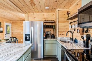 SUMMER DEALS - Near Dollywood, Parkway, Biggest Zipline - Cozy Mountain Cabin with Hot Tub, Games, Hammock - Sevierville - 1
