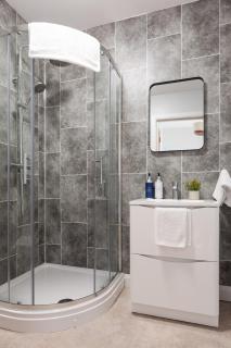 Modern 2 Bedroom, 2 Bathroom Apartment in Central Belfast, Sleeps 6 with Parking Included - 4