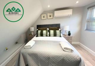 Aisiki Stays Apartments at Barnet, Airconditioned & Pet-Friendly 3 Bedrooms & 2 Bathrooms Duplex Flat with King or Twin beds and Double Beds with FREE Wi-Fi - New Southgate - 0