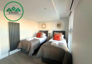 Aisiki Stays Apartments at Barnet, Airconditioned & Pet-Friendly 3 Bedrooms & 2 Bathrooms Duplex Flat with King or Twin beds and Double Beds with FREE Wi-Fi - New Southgate - 9