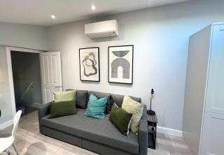 Aisiki Stays Apartments at Barnet, Airconditioned & Pet-Friendly 3 Bedrooms & 2 Bathrooms Duplex Flat with King or Twin beds and Double Beds with FREE Wi-Fi - New Southgate - 5