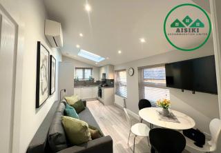 Aisiki Stays Apartments at Barnet, Airconditioned & Pet-Friendly 3 Bedrooms & 2 Bathrooms Duplex Flat with King or Twin beds and Double Beds with FREE Wi-Fi - New Southgate - 4