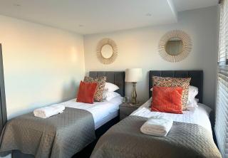 Aisiki Stays Apartments at Barnet, Airconditioned & Pet-Friendly 3 Bedrooms & 2 Bathrooms Duplex Flat with King or Twin beds and Double Beds with FREE Wi-Fi - New Southgate - 8