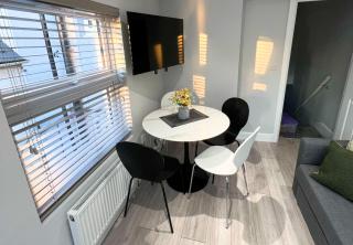 Aisiki Stays Apartments at Barnet, Airconditioned & Pet-Friendly 3 Bedrooms & 2 Bathrooms Duplex Flat with King or Twin beds and Double Beds with FREE Wi-Fi - New Southgate - 3