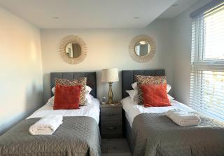 Aisiki Stays Apartments at Barnet, Airconditioned & Pet-Friendly 3 Bedrooms & 2 Bathrooms Duplex Flat with King or Twin beds and Double Beds with FREE Wi-Fi - New Southgate - 7