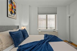 Spacious 2BR Steps from Times Square & Broadway - New York - 4
