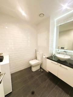 Large 5-BR JBR Apartment, Perfect for Families, Easy Beach Access - 1