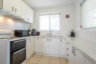 Coastal Comfort in Labrador Family-Friendly! - Gold Coast - 5