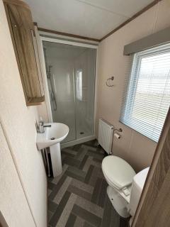 The Meadows 67 - Golden Palm - Central heating, 2 bathrooms with showers, bed linen - Meadows Lakes Caravan & Lodge Hire - Chapel Saint Leonards - 3